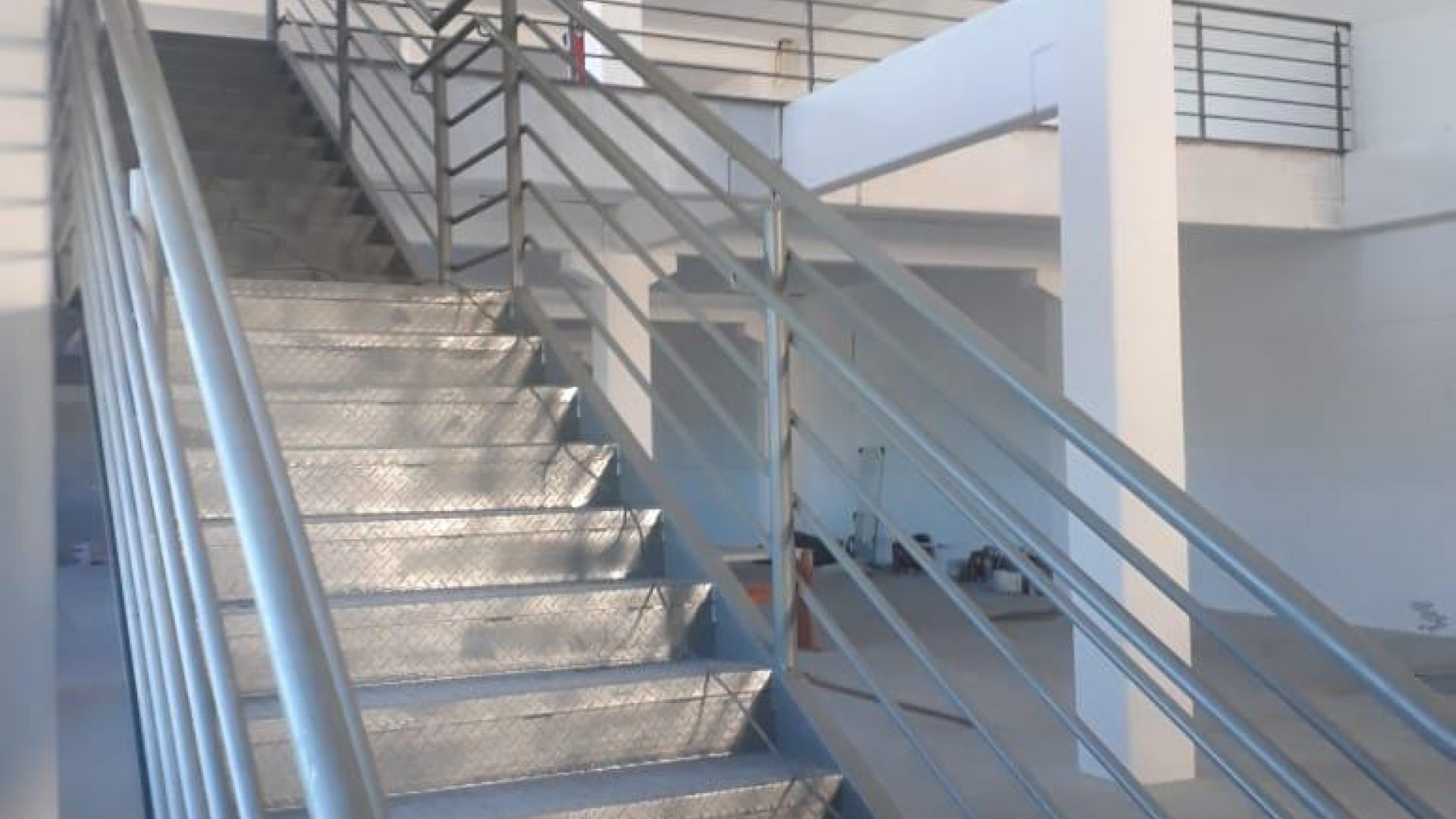 Escadas metálicas ideais para sua obra